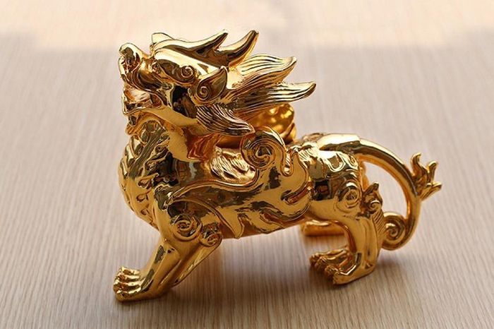  Trong phong thủy, Tỳ hưu là con vật có ăn mà không có nhả, nên nhiều người mua Tỳ hưu mạ vàng với hàm ý không muốn mất, hay phải chi nhiều trong tháng này. Sản phẩm này có giá 4.500.000 đồng