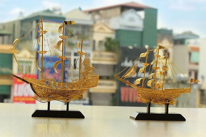  Còn Thuyền buồm phong thủy mạ vàng thường mang ý nghĩa thuận buồm xuôi gió. Sản này có giá 15.000.000 đồng