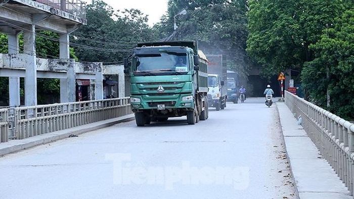 Cống Liên Mạc 2 thuộc khu vực trạm bơm Thụy Phương đang quá tải với hàng trăm lượt xe tải chở cát hạng nặng lưu thông qua đây mỗi ngày.