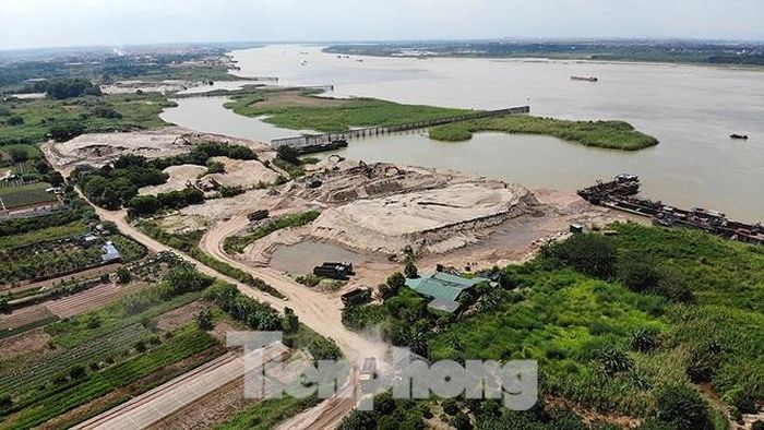 Cụm công trình đầu mối Liên Mạc được xây dựng tại vị trí K52+626 đê hữu Hồng với lưu lượng thiết kế 72m3/s. Hình thức cống ngầm, kết cấu bê tông cốt thép. Xong nơi đây hiện vẫn đang là bãi tập kết cát mênh mông.