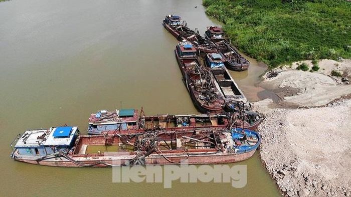 Nơi đây giờ như là 1 cảng lớn tập kết cát với nhiều tàu hút cát cỡ lớn neo đậu.