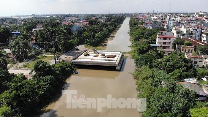 Công trình cầu nối từ khu vực trường đại học Mỏ địa chất sang khu công nghiệp Nam Thăng Long cũng đang treo trên dòng sông Nhuệ.