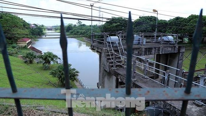 Trạm bơm cống Liên Mạc 1 đã được xây dựng và đưa vào sử dụng cung cấp nước từ sông Hồng vào dòng sông Nhuệ cách đây hàng chục năm.