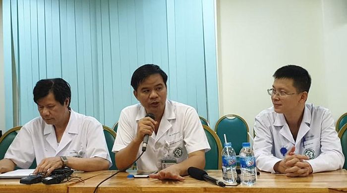 Các bác sĩ Bệnh viện Bạch Mai cho biết đang tìm nguyên nhân gây tai biến cho bệnh nhân chạy thận tại Nghệ An