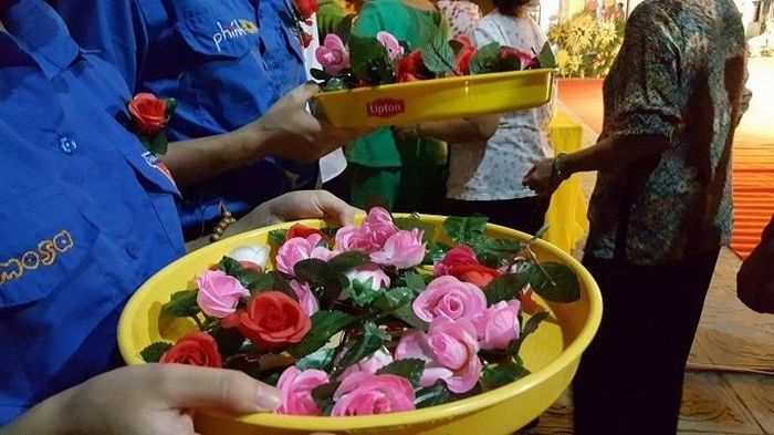 Cài hoa hồng lên ngực áo là một nghi lễ ý nghĩa trong ngày lễ Vu Lan