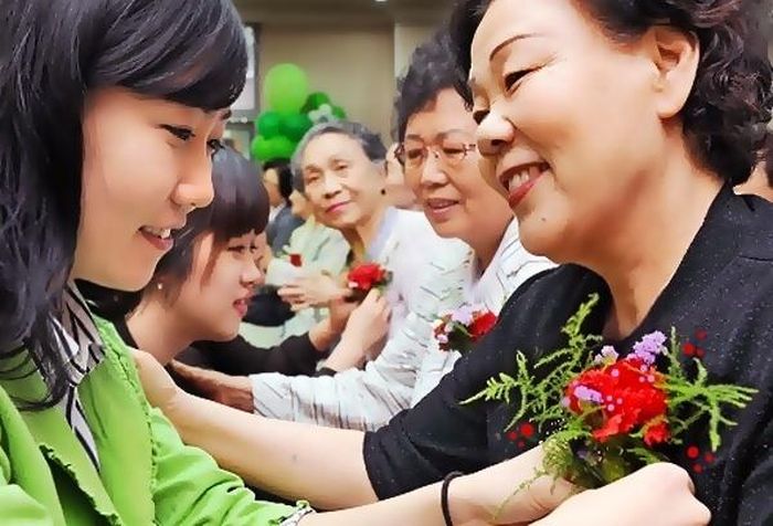 Người Hàn Quốc cài hoa cẩm chướng tặng mẹ trong ngày lễ Vu Lan
