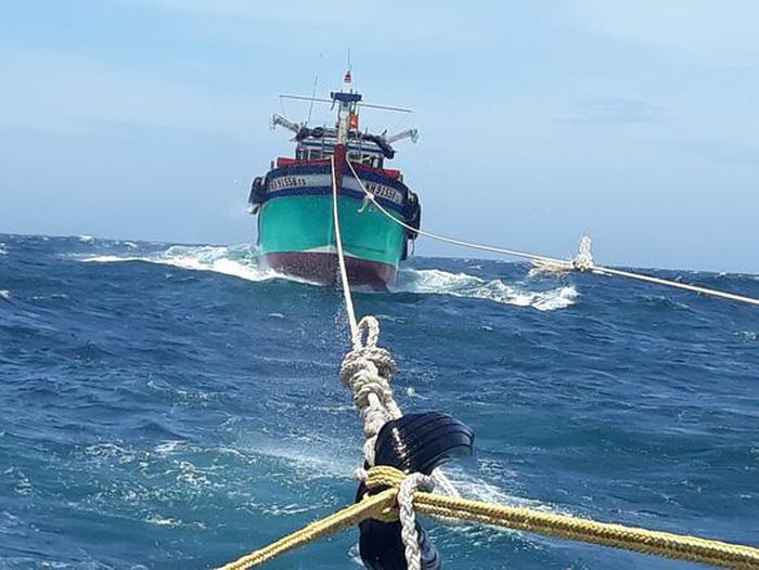 Tàu kiểm ngư KN-413 lai dắt tàu cá lâm nạn từ ngoài khơi. Ảnh : Nguyễn Duy