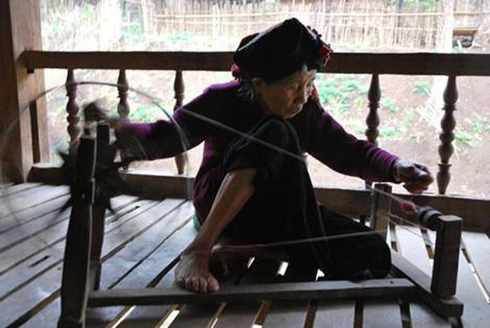 Mẹ Việt Nam anh hùng Mùi Thị Dậu quay sợi ở quê nhà.