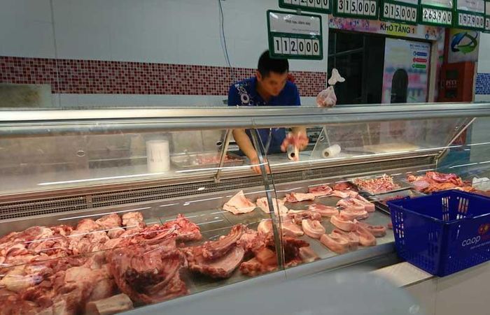 Siêu thị Co.opmart cũng khá dồi dào nguồn cung thực phẩm, những vằng khách mua ngày mưa bão.