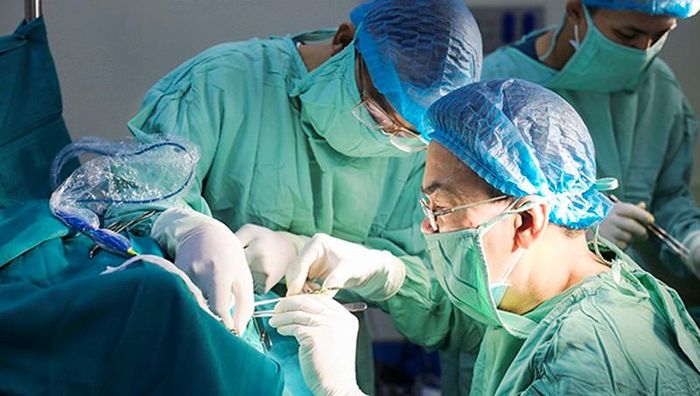 Các bác sĩ phẫu thuật tạo hình của bệnh nhi bị hẹp hậu môn