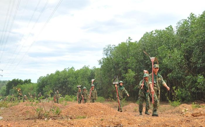 Hành quân tham gia ứng cứu ở điểm cháy thứ hai cũng trong khu vực tổ 10