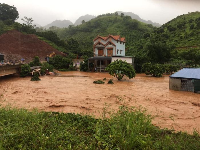Nước lũ cuồn cuộn đổ về Sơn La sáng 3/8.