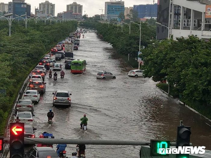 Nhiều tuyến đường ở Hà Nội ngập sâu sau mưa lớn.