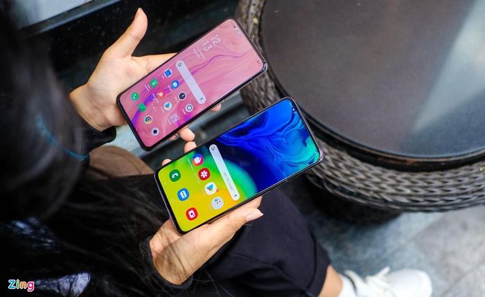 Bên cạnh đó, Galaxy A80 được trang bị kính cường lực 2,5 D với độ cong nhẹ ở màn hình nên cảm giác vuốt chạm thoải mái hơn Oppo Reno.