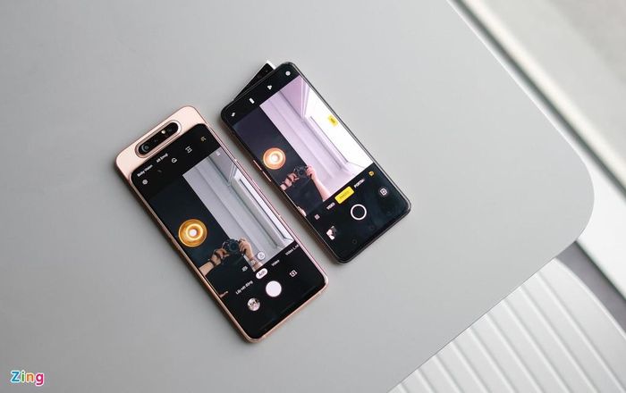  Galaxy A80 được thiết kế với cơ cấu trượt tự động. Khi dùng tính năng selfie, model này sẽ tự động trượt lên và xoay camera sau sang trước. Còn với Oppo Reno, máy được trang bị camera “vây cá mập” độ phân giải 16 MP. Khi được kích hoạt, hệ thống này sẽ trượt lên, nghiêng 11 độ.
