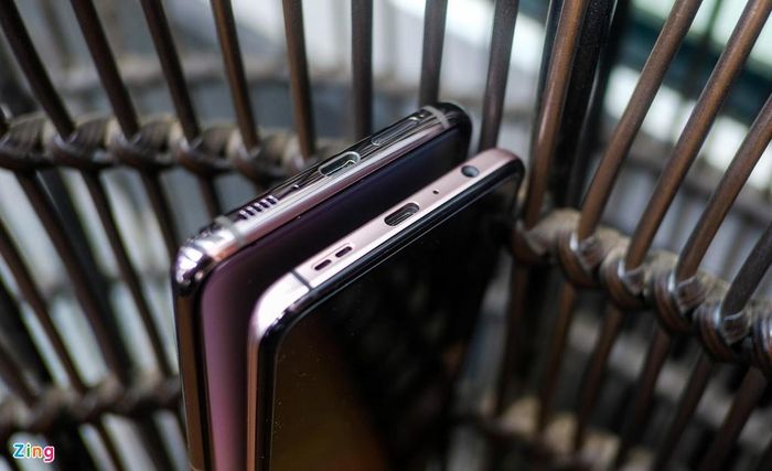 Galaxy A80 đã loại bỏ jack cắm tai nghe 3,5 mm, trong khi Oppo Reno vẫn giữ cổng kết nối quen thuộc. Đây được xem là điểm cộng cho Oppo vì nhiều người vẫn thích dùng jack cắm này để nghe nhạc. Dù có jack cắm tai nghe nhưng độ dày của Oppo Reno không chênh lệch quá nhiều so với Galaxy A80.