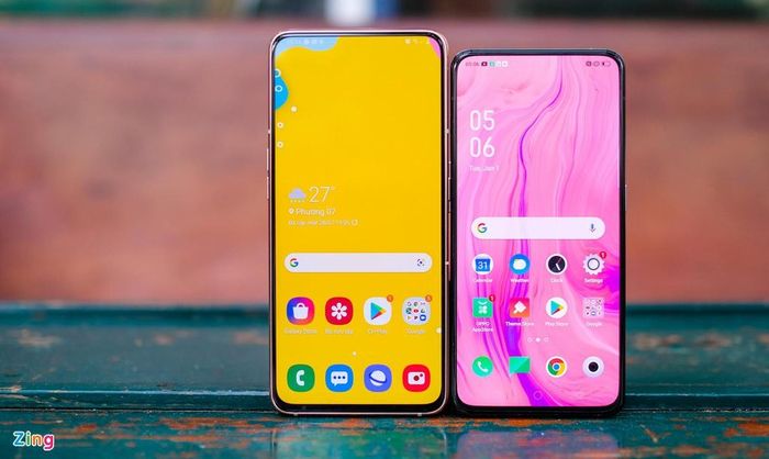 Cả hai máy đều sở hữu màn hình tràn viền, độ phân giải Full HD+. Galaxy A80 có màn hình 6,7 inch, lớn hơn 6,4 inch của Oppo Reno. Bên cạnh đó, smartphone của Samsung dùng tấm nền super AMOLED mang đến màu sắc rực và độ sáng cao hơn tấm nền AMOLED của Reno.