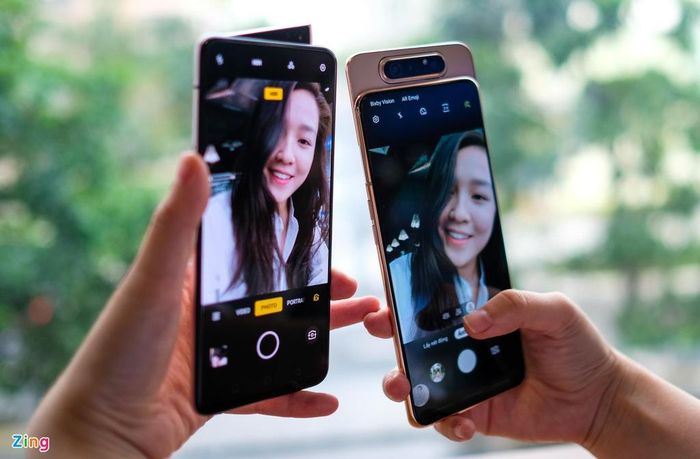Trải nghiệm thực tế, tốc độ xoay và trượt trên hai model này không có sự chênh lệch quá nhiều khoảng dưới hai giây. Camera selfie trên Galaxy A80 được tích hợp nhiều chế độ như góc thường, góc rộng và siêu rộng, ảnh cho ra khá chi tiết, màu sắc có phần rực hơn so với thực tế. Trong khi đó, camera selfie của Oppo Reno được trang bị AI, giúp điều chỉnh màu da, ánh sáng cho phù hợp.