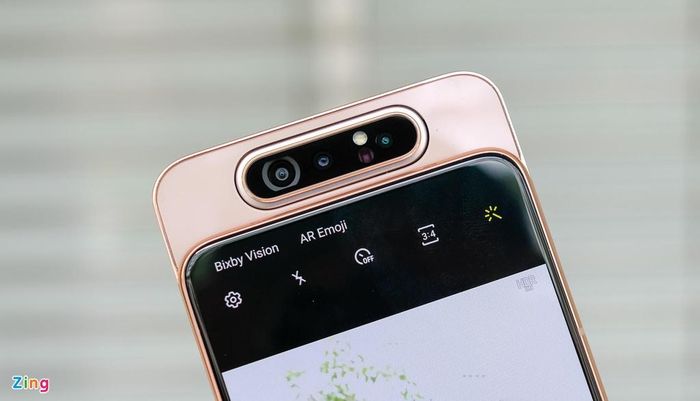 Nhờ cơ chế trượt xoay tự động, tôi có thể sử dụng cụm ba camera độ phân giải khủng trên Galaxy A80 cho nhu cầu selfie và livestream. Ba camera của máy bao gồm 48 MP, 8 MP và một camera TOF.