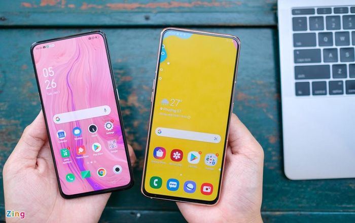 Cấu hình của Galaxy A80 mạnh hơn Oppo Reno. Galaxy A80 sở hữu con chip Snapdragon 730, RAM 8 GB (điểm GeekBench đa nhân khoảng 6.700), trong khi Oppo Reno dùng chip Snapdragon 710, RAM 6 GB (điểm GeekBench đa nhân tầm 5.900). Trải nghiệm thực tế, tốc độ mở ứng dụng của hai máy đều rất nhanh, mượt và không có tình trạng bị lag.