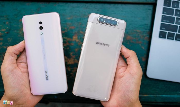 Galaxy A80 cho cảm giác cầm nắm đầm tay hơn so với Oppo Reno. Hai model này đều hoàn thiện bằng kính, Oppo Reno được làm nhám thay vì bóng nên ít bị bám mồ hôi, dấu vân tay hơn so với Galaxy A80.