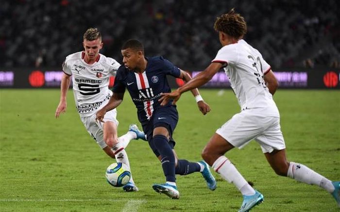 Mbappe (giữa) là tác giả bàn gỡ hòa 1-1 cho PSG. (Ảnh: Xinhua)