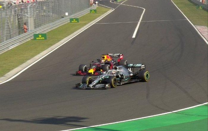 Sau màn rượt đuổi gay cấn với Verstappen, Hamilton vươn lên dẫn đầu khi chặng đua chỉ còn đúng ba vòng ít ỏi. 