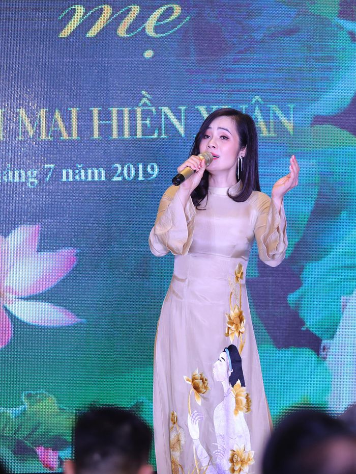  Hiền Xuân hát trong buổi ra mắt album “Tình mẹ”