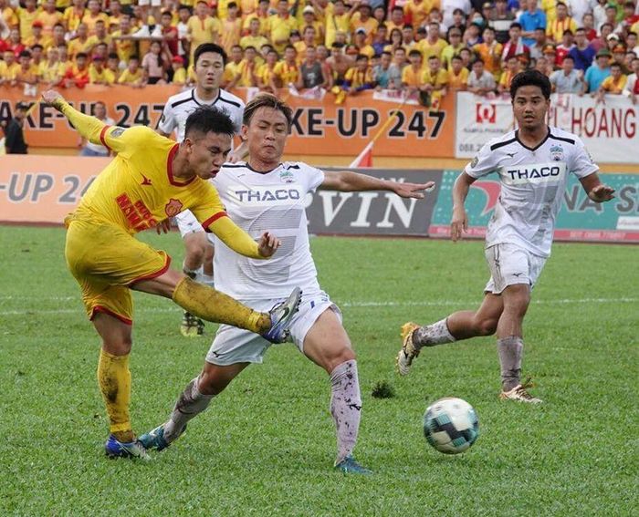 HAGL (áo trắng) bị thủng lưới sớm. Ảnh: Mai Anh