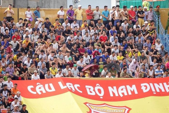 Hơn 30 phút trước giờ bóng lăn, các khán đài sân Thiên Trường gần như không còn chỗ trống. Ảnh: Mai Anh