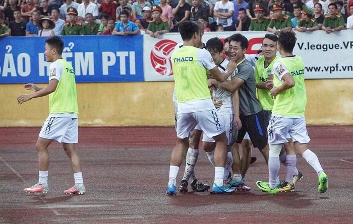 Niềm vui của các cầu thủ HAGL với bàn gỡ hòa 1-1. Ảnh: Mai Anh