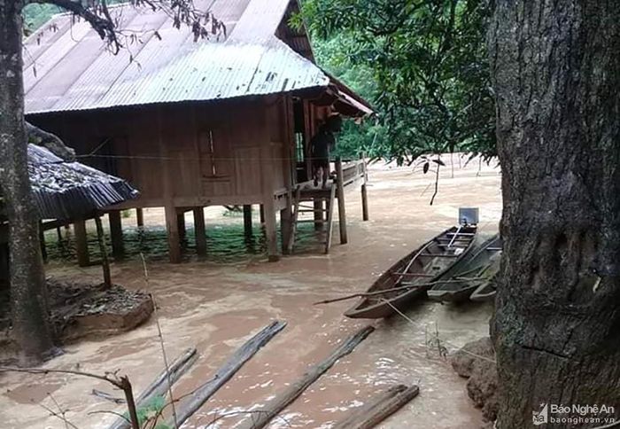 Vào khoảng 8 giờ sáng 4/8, nước lũ dâng cao trên dòng Nậm Nơn đã làm ngập 3 ngôi nhà ở bản Xằng Trên, riêng nhà ông Lương Văn Ba ở bản Hoa Lý phải di dời khẩn cấp do sạt lở đất. Nước sông Nậm Nơn dâng cao làm ngập 3 ngôi nhà của người dân bản Xằng Trên, 1 nhà ở bản Hòa Lý cũng phải di dời khẩn cấp do sạt lở đất. Ảnh: Lữ Phú
