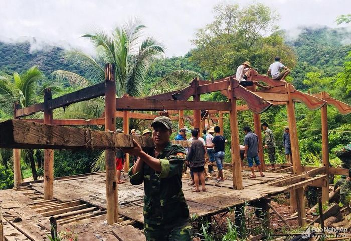 Một số ngôi nhà đã phải tháo dỡ để di dời. Ảnh: Hải Thượng