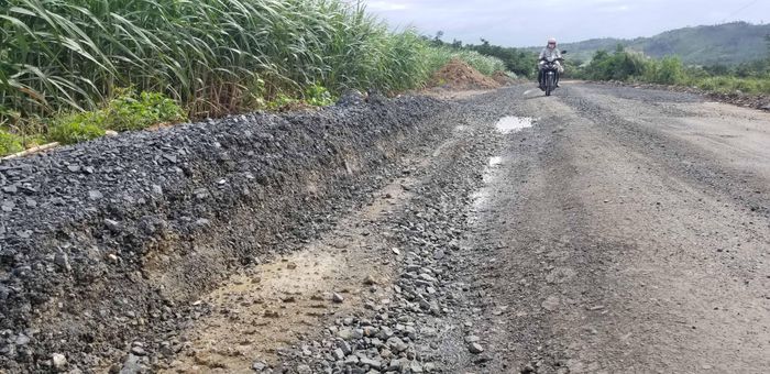 Hậu quả là mặt đường lún sâu, hằn rõ vết bánh xe hạng nặng.