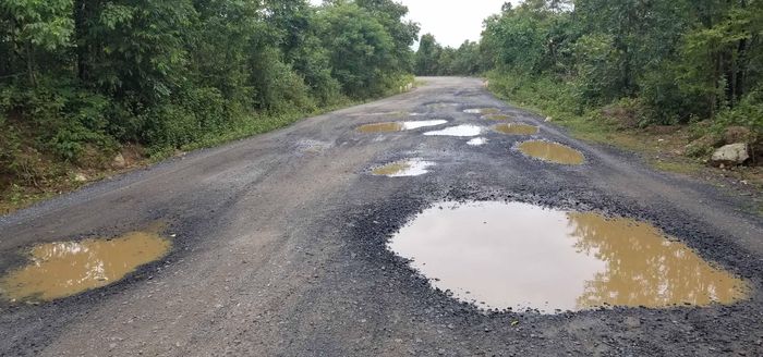  Phải mất hơn 1 giờ đồng hồ để di chuyển quãng đường 15 km đã xuống cấp nghiêm trọng. 