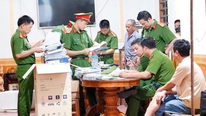 Lực lượng công an khám nhà Hậu