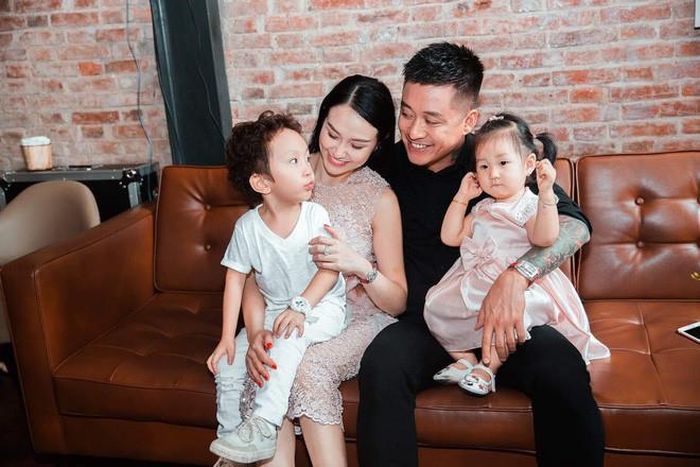 Tuấn Hưng hạnh phúc bên gia đình.