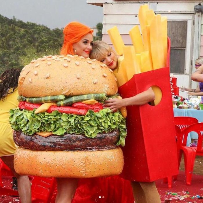 Katy Perry và Taylor Swift thân mật trong MV You Need To Calm Down.