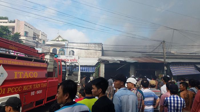 Người dân theo dõi vụ việc. Ảnh: C.T