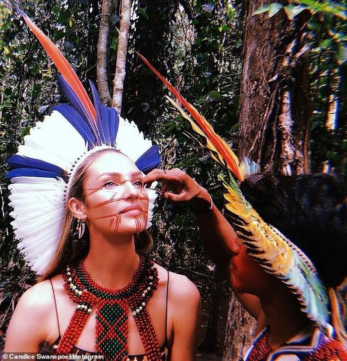 "Chân dài" Victoria's Secret vừa có chuyến đi đến Brazil, cô diện trang phục thổ dân và được những người bộ lạc Pataxó vẽ mặt.