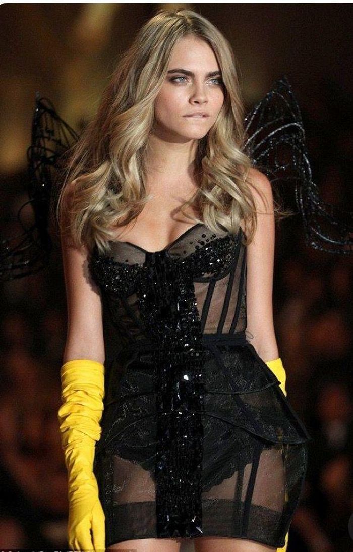 Cara Delevingne trong nhiều năm luôn nằm trong "top 10 siêu mẫu đắt giá nhất thế giới". Cô cũng là một ngôi sao mạng xã hội với hơn 40 triệu người theo dõi trên Instagram.