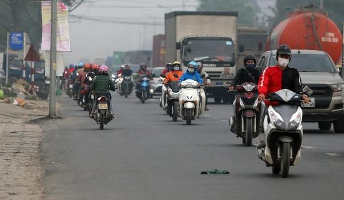 Người điểu khiển ô tô, xe máy đi ngược chiều ngoài việc bị phạt tiền còn bị tước quyền sử dgụn giấy phép lái xe