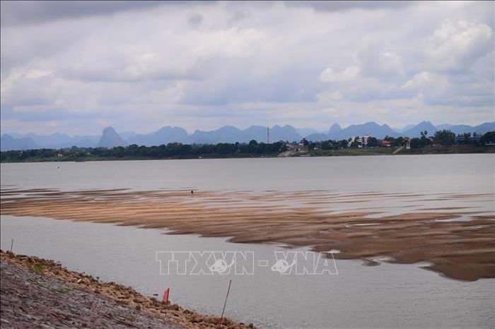 Mực nước sông Mekong tại tỉnh Nakhon Phanom xuống mức thấp nhất trong gần 100 năm qua. Ảnh: Hữu Kiên/Pv TTXVN tại Thái Lan