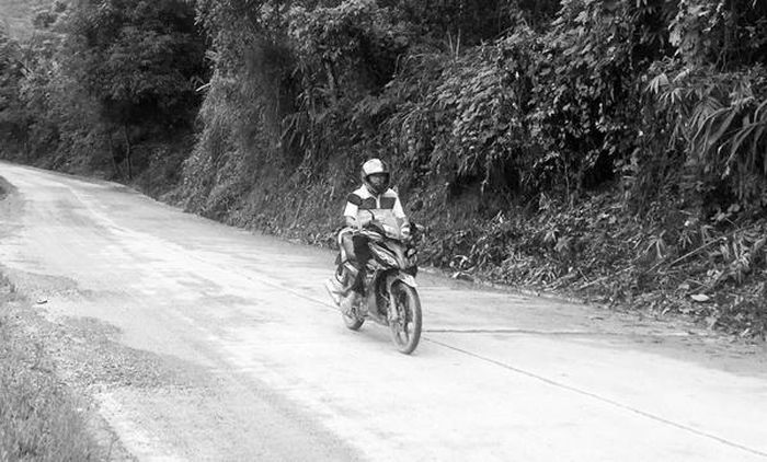 Đường giao thông nông thôn được đổ bê tông, người dân đi lại thuận tiện.