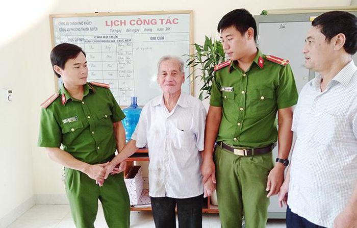 Công an phường Thanh Tuyền, TP Phủ Lý (Hà Nam) động viên, thăm hỏi sức khỏe ông Nguyễn Bá Bình và gia đình.