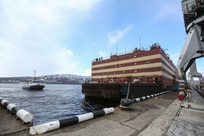  Akademik Lomonosov sẽ hoạt động như một nhà máy hạt nhân năng lượng thấp, sản xuất 60 MW điện và 50 Gcal nhiệt lượng mỗi giờ để làm nóng nước. (Ảnh: Sputnik) 