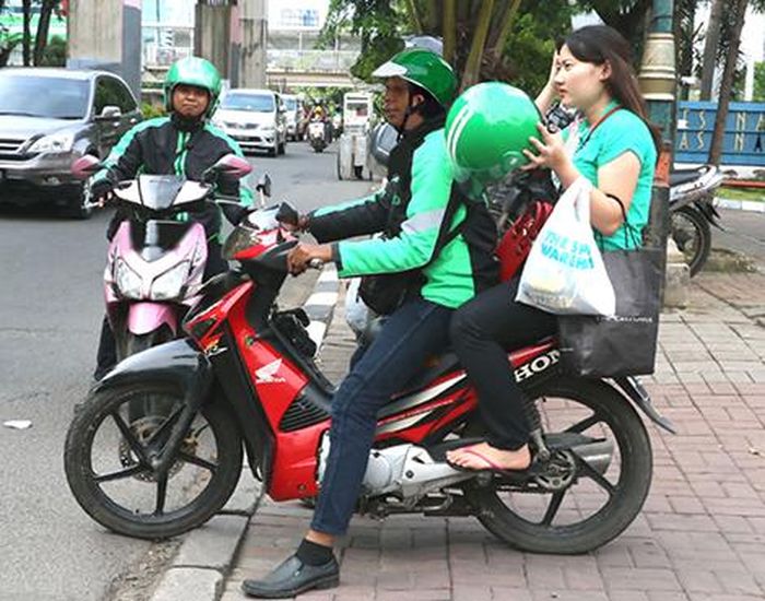 Hình ảnh thường thấy khi các tài xế xe ôm công nghệ đón khách.