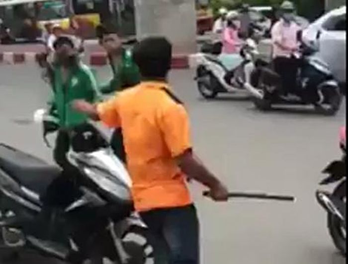 Vụ việc tài xế xe ôm truyền thống xung đột với lái xe ôm công nghệ (ảnh cắt từ clip video).