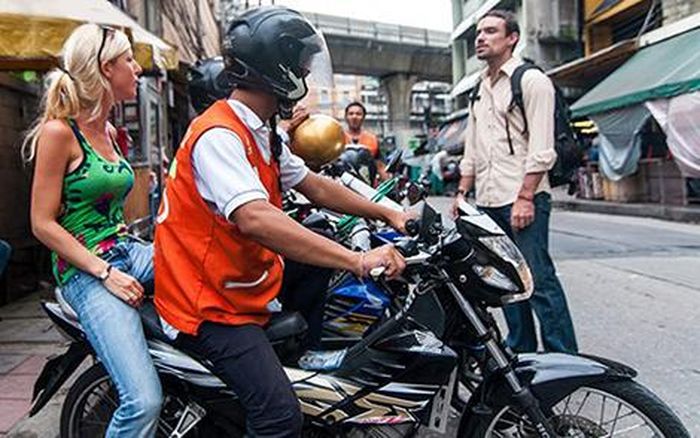 Khách nước ngoài nhất định không chịu đội mũ bảo hiểm vì… nó hôi quá!.