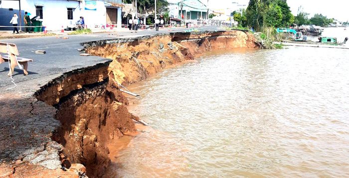 Vụ sạt lở tại huyện Châu Phú (An Giang) cắt đứt tuyến giao thông Quốc lộ 91B.